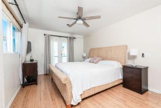 Spacious 4Br Retreat W- Rooftop Deck One Block From Beach By Beachview Rentals - Newport Beach - 6