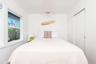 Spacious 4Br Retreat W- Rooftop Deck One Block From Beach By Beachview Rentals - Newport Beach - 3