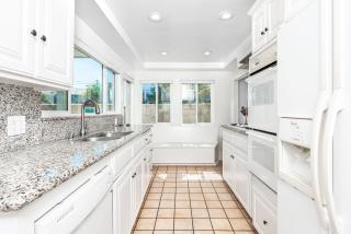 Spacious 4Br Retreat W- Rooftop Deck One Block From Beach By Beachview Rentals - Newport Beach - 1