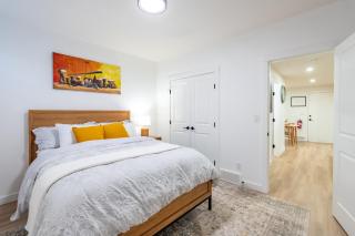 Luxe Suite - Beautyrest Beds - Heated Bath Floor - Calgary - 5
