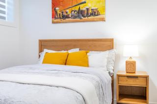 Luxe Suite - Beautyrest Beds - Heated Bath Floor - Calgary - 7