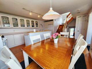 Spacious Oceanfront 3BR Condo with Private Beach in Ideal Hyannis Location - 7