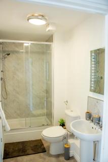 Mesh Accommodation 5 Bedroom Contractor House with Ensuite and Parking - Willesborough - 2
