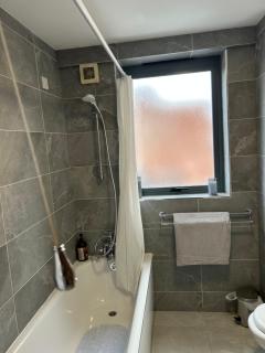 Large 2 bed 2 bathroom city center apartment with free underground parking - Belfast - 7