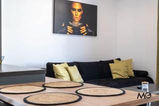 MoHost Nine - Modern Alphaville Stay with Views - 1