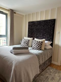 Large 2 bed 2 bathroom city center apartment with free underground parking - Belfast - 9