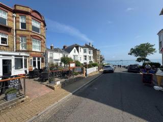 Sea views at Quay Rocks - Seaview - 8