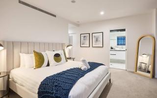 Luxe 3bd Ocean & City views 2 Min beach OPUS - Gold Coast - 7