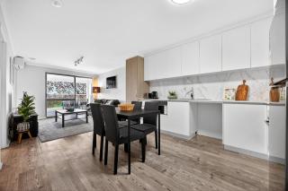 Modern Coastal Retreat 2BR Apt in Rockingham - Rockingham - 3