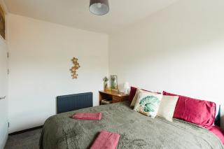 2 Bedroom Home with 6 Separate Beds, a Garden and Free Parking - 7