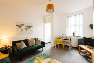 2 Bedroom Home with 6 Separate Beds, a Garden and Free Parking - Halton - 5