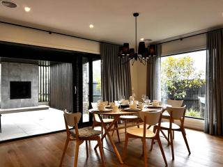 Deluxe Master Bedroom in a Peaceful and Luxury House - Wyndham Vale - 3