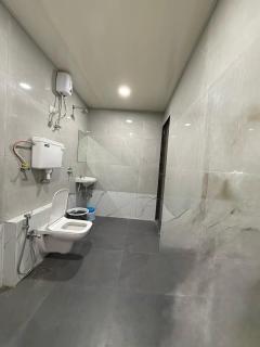 Hotel Marine Line Near Churchgate - Mumbai - 7