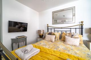 Mademoiselle's Boutique Holiday Accommodation - Whitby - 8
