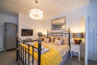 Mademoiselle's Boutique Holiday Accommodation - Whitby - 1