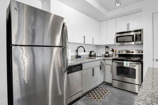 Centric 2BR In HEART of DTPHX Free Garage Parking - 3