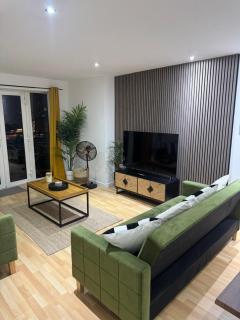 Modern TWO Bedroom Apartment Amazing Views Birmingham City Centre FREE Underground Parking - Birmingham - 0