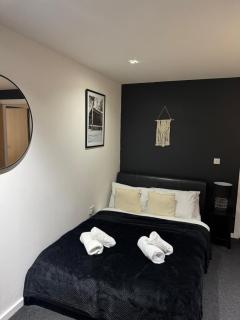 Modern TWO Bedroom Apartment Amazing Views Birmingham City Centre FREE Underground Parking - 9