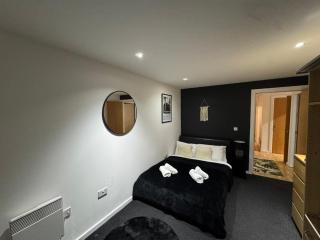 Modern TWO Bedroom Apartment Amazing Views Birmingham City Centre FREE Underground Parking - Birmingham - 6