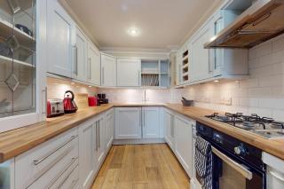 Bright 2 Bed With Patio & Backyard on Victoria Park - 9