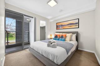 Coastal Comfort in Rockingham 2BR Apartment with Parking & Balcony - Rockingham - 0