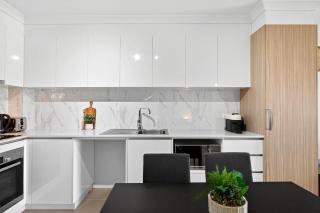 Coastal Comfort in Rockingham 2BR Apartment with Parking & Balcony - Rockingham - 9