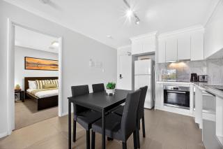 Coastal Comfort in Rockingham 2BR Apartment with Parking & Balcony - Rockingham - 7