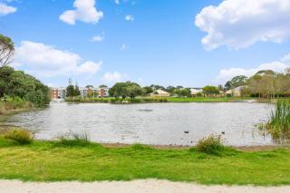 Coastal Comfort in Rockingham 2BR Apartment with Parking & Balcony - Rockingham - 6