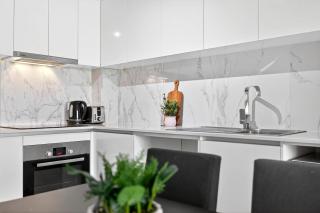 Coastal Comfort in Rockingham 2BR Apartment with Parking & Balcony - Rockingham - 5