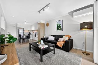 Coastal Comfort in Rockingham 2BR Apartment with Parking & Balcony - Rockingham - 3