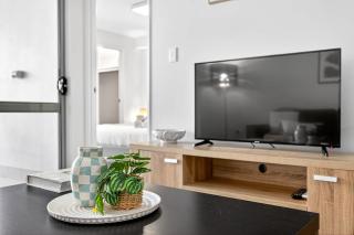Coastal Comfort in Rockingham 2BR Apartment with Parking & Balcony - Rockingham - 2