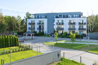 Przestronny Apartament z Balkonem i Parkingiem Blisko Morza by Noclegi Renters - 9
