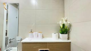 Masdar 2BR Apt Cozy Calm Poolside - Abu Dhabi - 4