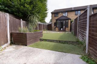 3 Beds D'luxe Home In Gillingham Kent - Rainham - 3