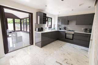 3 Beds D'luxe Home In Gillingham Kent - Rainham - 0
