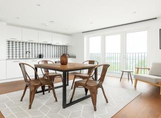 Deluxe 2 Bed Flat with Balcony in Hackney - 2
