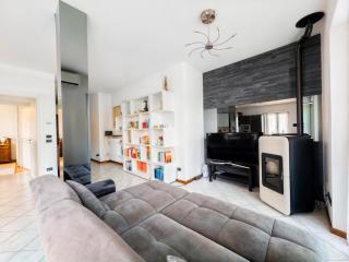 LAKESIDE SERENITY ESCAPE - Free Wi-Fi and Private Parking Included - Paratico - 2