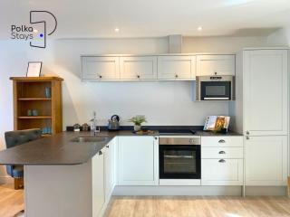 No 6 PolkaStays Ivy Farm Orchard Suite - - 6