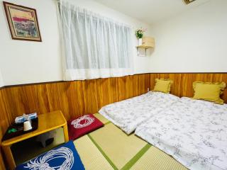 Namba 5 min walk, 100m to Kuromon Market in Sennichimae shopping district, 3 subway junctions - Osaca - 0
