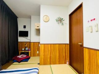 Namba 5 min walk, 100m to Kuromon Market in Sennichimae shopping district, 3 subway junctions - Osaca - 8