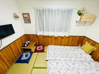 Namba 5 min walk, 100m to Kuromon Market in Sennichimae shopping district, 3 subway junctions - Osaca - 1
