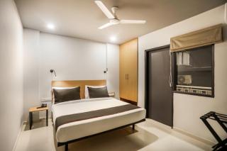 Super Collection O Le Noida Hotel Near Sector 76 Metro Station - Noida - 1
