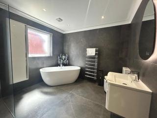 Stanley House - Luxury 6 Bed, Free Parking - 7