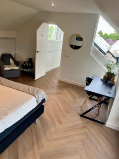 Ruime slaap kamer met werkplek en privé badkamer bij Jacqueline - 5