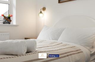 Modern 3 Bedroom House By The Yuma Homes Short Lets & Serviced Accommodation In Ashford Town Centre With Free Wifi & Free Parking - 7