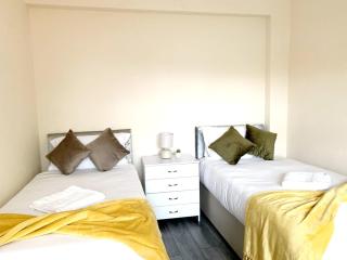 Walton Terrace House in Woking - Woking - 2