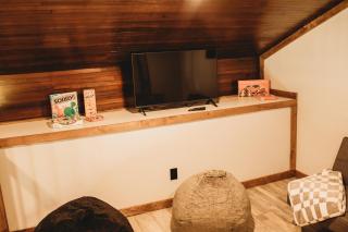 Corton Lodge on the Elk River - - 5
