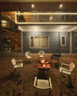 Barhol Lodge - - 4
