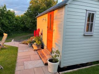 Shepherd Hut in a Herefordshire Cider Orchard - Peterstow - 0
