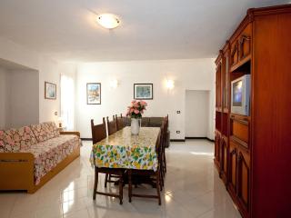 Inviting Holiday Home with Terrace, Garden Furniture, BBQ - Rio - 4